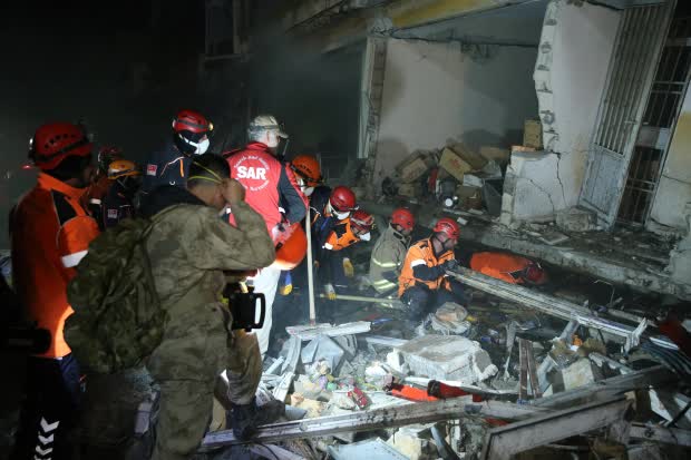 Hiện trường đau lòng khi Thổ Nhĩ Kỳ tiếp tục hứng chịu động đất kép sau 2 tuần kể từ thảm họa khiến 47.000 người thiệt mạng - Ảnh 11.