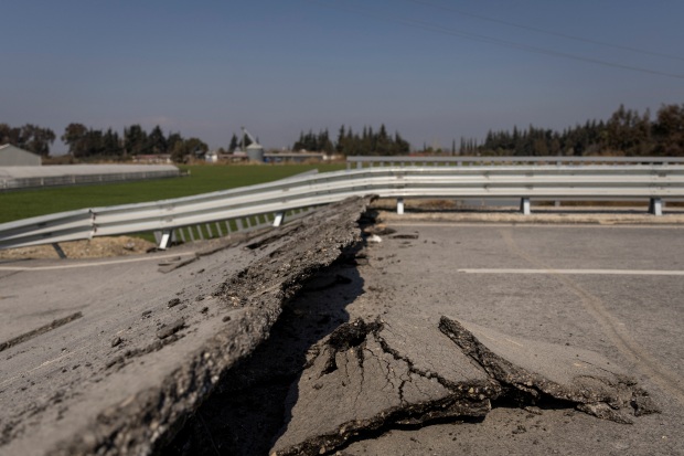 Hiện trường đau lòng khi Thổ Nhĩ Kỳ tiếp tục hứng chịu động đất kép sau 2 tuần kể từ thảm họa khiến 47.000 người thiệt mạng - Ảnh 7.