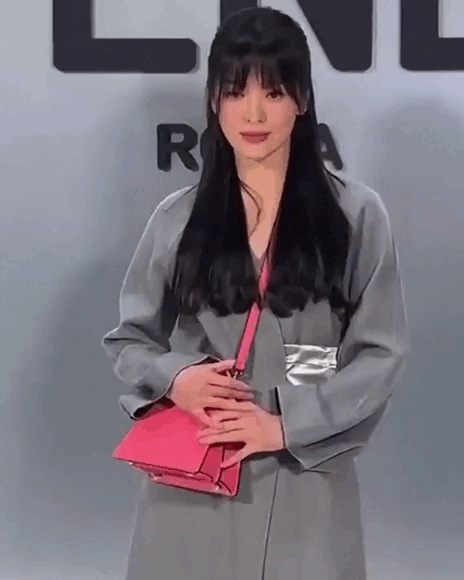 Song Hye Kyo đại náo Milan Fashion Week: Visual gây sốt khi sánh bên nam thần Hứa Quang Hán, được khán giả rần rần ủng hộ - Ảnh 9.