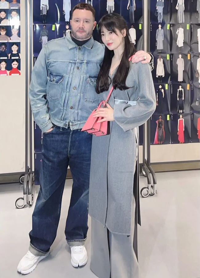 Song Hye Kyo đại náo Milan Fashion Week: Visual gây sốt khi sánh bên nam thần Hứa Quang Hán, được khán giả rần rần ủng hộ - Ảnh 14.