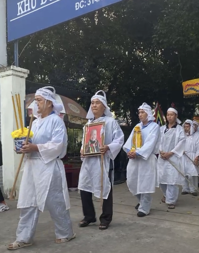 Các con và dàn nghệ sĩ nghẹn ngào tiễn đưa cố NS Thiên Kim về nơi an nghỉ cuối cùng - Ảnh 3.