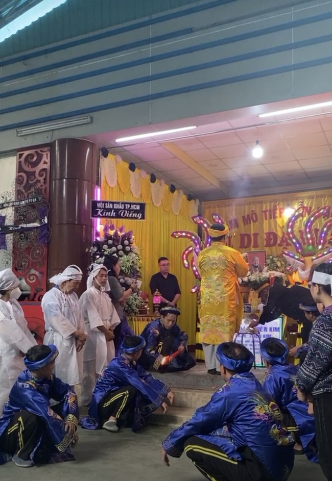Các con và dàn nghệ sĩ nghẹn ngào tiễn đưa cố NS Thiên Kim về nơi an nghỉ cuối cùng - Ảnh 2.