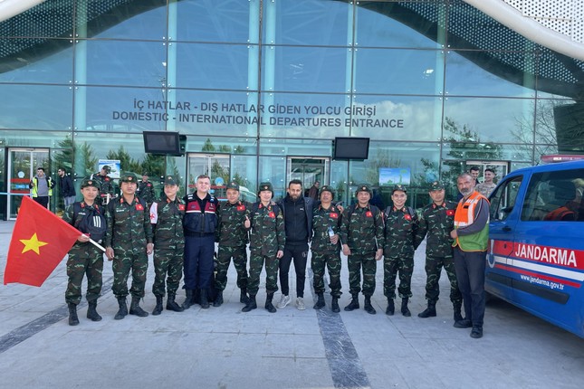 Chiều nay, 76 quân nhân Việt Nam sang giúp Thổ Nhĩ Kỳ về tới Nội Bài - Ảnh 5. Chiều nay, 76 quân nhân Việt Nam sang giúp Thổ Nhĩ Kỳ về tới Nội Bài - Ảnh 5.