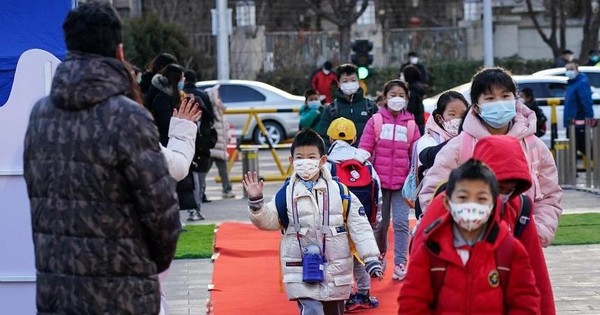 Trung Quốc: Nhiều lớp học phải đóng cửa vì COVID-19, cúm, virus nôn mửa - Ảnh 1.