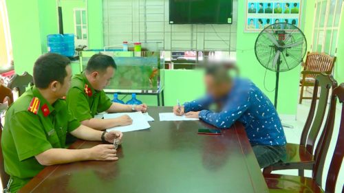 Vụ đ&aacute;nh t&agrave;i xế v&igrave; kh&ocirc;ng cho đi vệ sinh: C&ocirc;ng an l&agrave;m việc với nữ h&agrave;nh kh&aacute;ch - Ảnh 1.