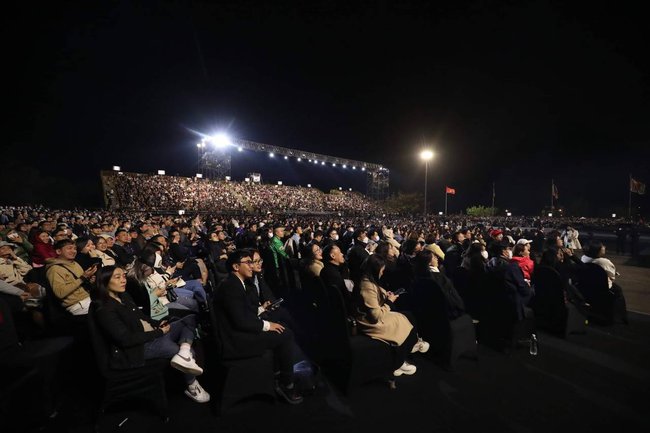 Hà Anh Tuấn mở màn concert bằng tiết mục hát xẩm Bonjour Việt Nam, hàng nghìn khán giả nổi da gà vì xúc động! - Ảnh 7.