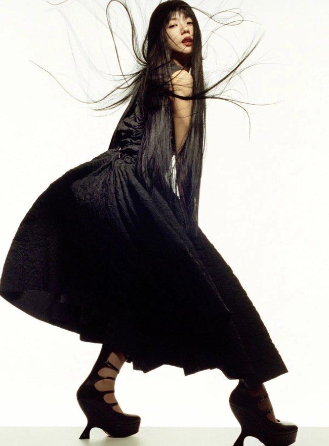 Full bộ ảnh Jisoo trên Vogue Pháp: Tạo dáng cực bén, thần thái sắc lẹm, hoàn toàn khác hẳn thường ngày - Ảnh 5.