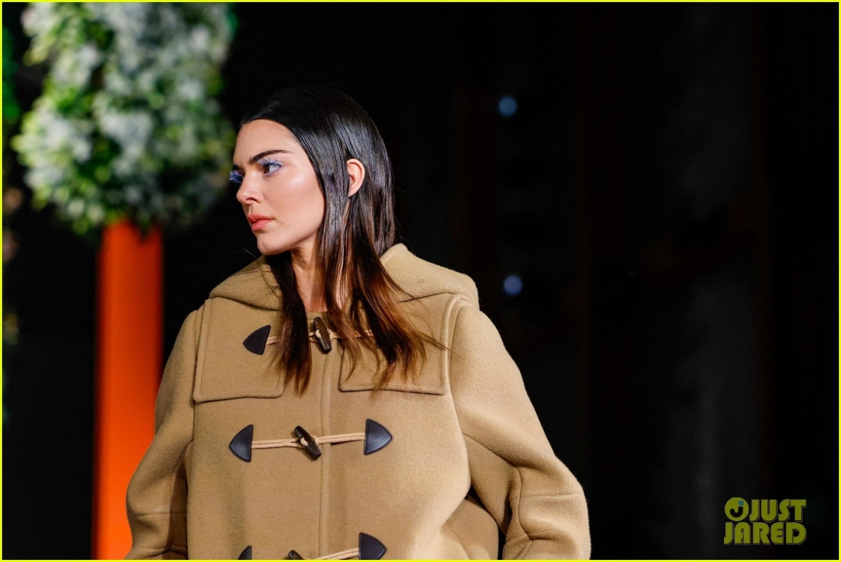 Kendall Jenner trang điểm sắc sảo, tái xuất nổi bật trên sàn catwalk - Ảnh 8.