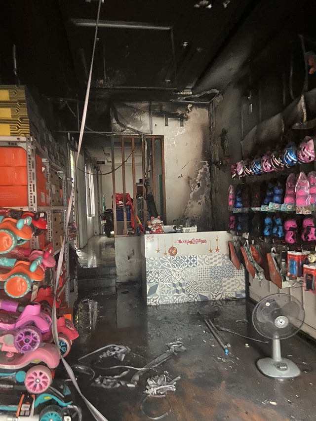 Phá cửa cứu 2 người mắc kẹt trong shop đồ thể thao 4 tầng bị cháy - Ảnh 2.