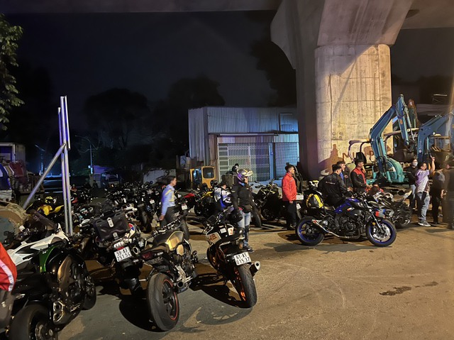 Công an TP.HCM chặn bắt hơn 100 mô tô phân khối lớn chạy vào đường cấm - Ảnh 1.