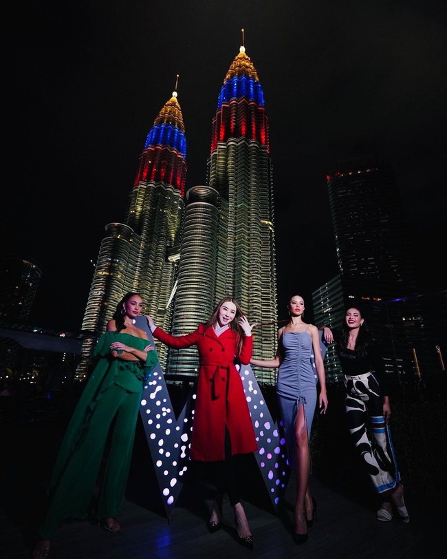 Cùng Hoa hậu và Á hậu sang Việt Nam, bà chủ Miss Universe bị nhận xét ô dề vì loạt khoảnh khắc này? - Ảnh 4.