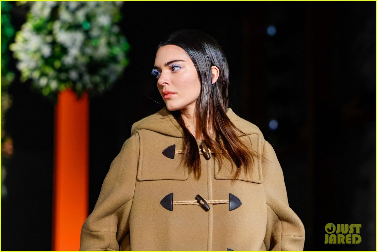 Kendall Jenner trang điểm sắc sảo, tái xuất nổi bật trên sàn catwalk - Ảnh 6.