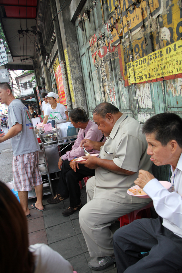 ร้านข้าวราดแกงเจ้าเก่า 50 ปีในเมืองไทย รูปร่างพิเศษต้องกินที่ขาอ่อน แต่ทำไมลูกค้ายังต่อคิวลอง?  -ภาพที่ 7.