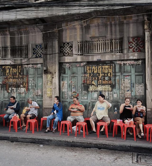 ร้านข้าวราดแกงเจ้าเก่า 50 ปีในเมืองไทย รูปร่างพิเศษต้องกินที่ขาอ่อน แต่ทำไมลูกค้ายังต่อคิวลอง?  - ภาพที่ 6.