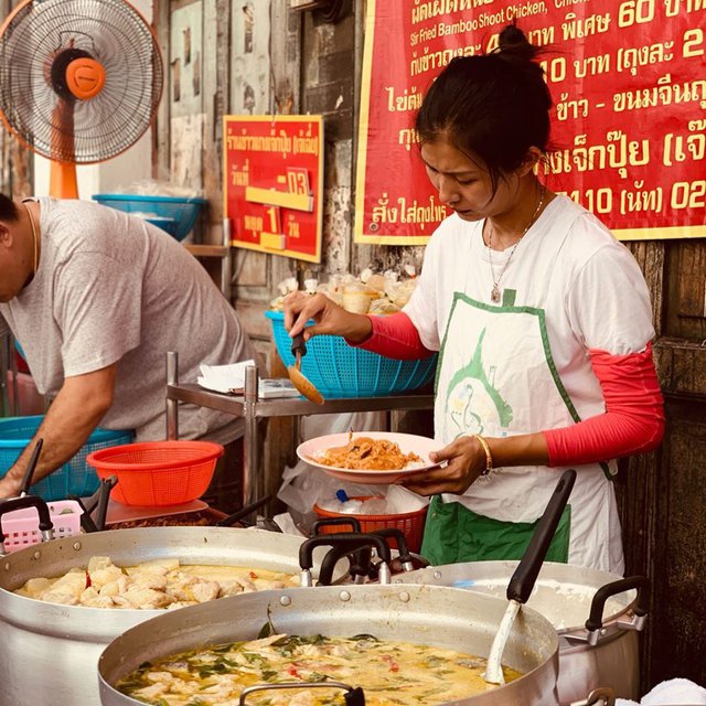 ร้านข้าวราดแกงเจ้าเก่า 50 ปีในเมืองไทย รูปร่างพิเศษต้องกินที่ขาอ่อน แต่ทำไมลูกค้ายังต่อคิวลอง?  - ภาพที่ 3.