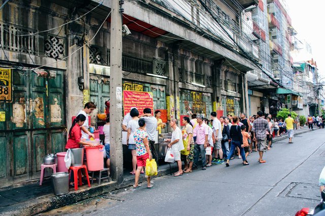 ร้านข้าวราดแกงเจ้าเก่า 50 ปีในเมืองไทย รูปร่างพิเศษต้องกินที่ขาอ่อน แต่ทำไมลูกค้ายังต่อคิวลอง?  -ภาพที่ 2