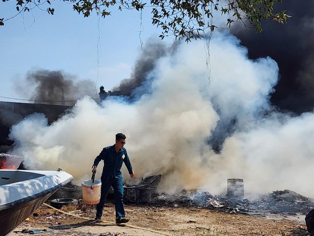 Ch&aacute;y dữ dội ở b&atilde;i cano ven s&ocirc;ng S&agrave;i G&ograve;n, nhiều phương tiện bị thi&ecirc;u rụi - Ảnh 2.