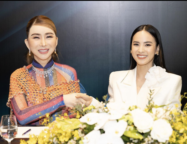 2 trạng thái trái ngược khi Miss Universe sang Việt Nam: Xưa thì hùng hậu, nay yên ắng và spotlight dành cho bà chủ mới - Ảnh 2.