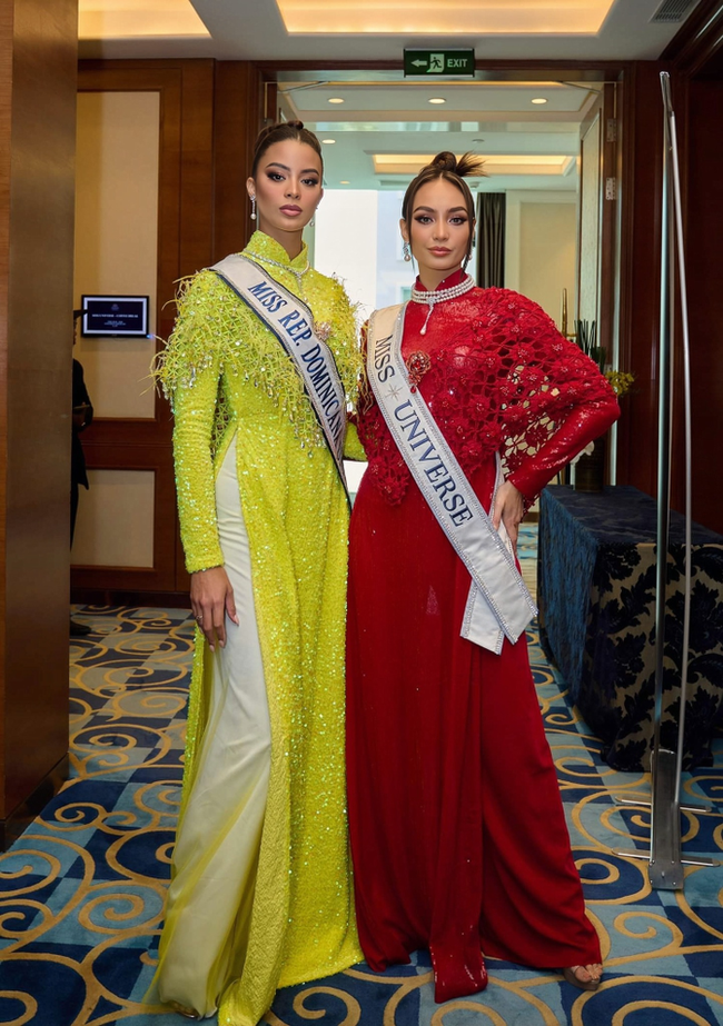 Top 2 Miss Universe đụng áo dài với Hoa hậu Thùy Tiên và Thanh Thủy - Ảnh 1.