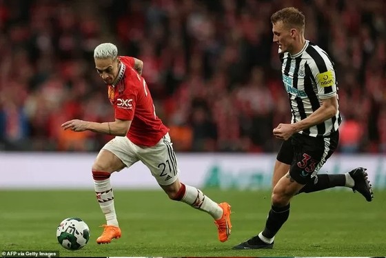 Erik Ten Hag v&agrave; Bruno Fernandes: Đ&acirc;y chỉ mới l&agrave; danh hiệu đầu ti&ecirc;n - Ảnh 3.