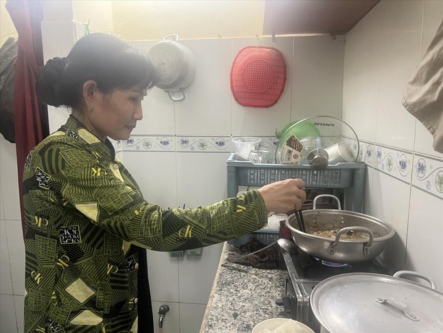 C&ocirc;ng nh&acirc;n PouYuen bị mất việc: Vẫn b&aacute;m trụ th&agrave;nh phố - Ảnh 1.