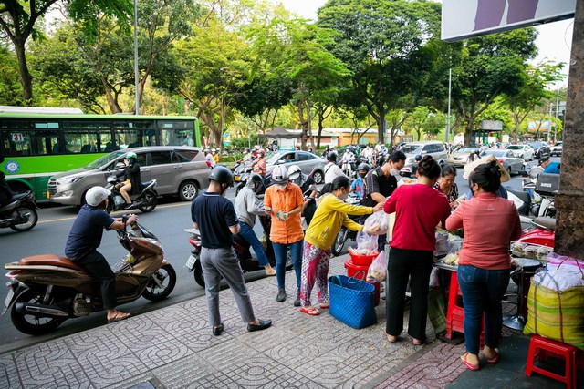 Xe gỏi khô bò gần 50 năm tại TP.HCM lần đầu giải mã tin đồn “giàu đến mức cho con du học Mỹ bằng nghề bán gỏi” - Ảnh 10.