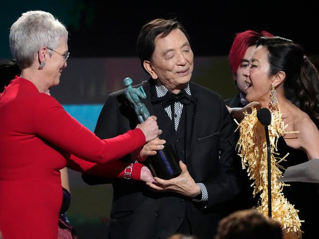 Nam diễn viên gốc Á giành cú đúp tại giải thưởng lớn bậc nhất Hollywood, giấc mơ Oscar đã đến rất gần! - Ảnh 4.