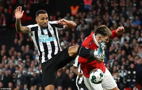 Erik Ten Hag v&agrave; Bruno Fernandes: Đ&acirc;y chỉ mới l&agrave; danh hiệu đầu ti&ecirc;n - Ảnh 1.