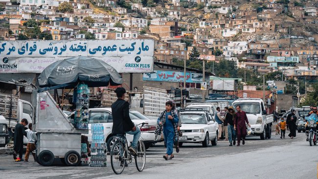 Lấy hết can đảm đi Afghanistan du lịch: Du kh&aacute;ch cho&aacute;ng v&igrave; được l&iacute;nh Taliban mời l&ecirc;n uống tr&agrave;, đặt h&agrave;ng l&agrave;m video PR - Ảnh 1.