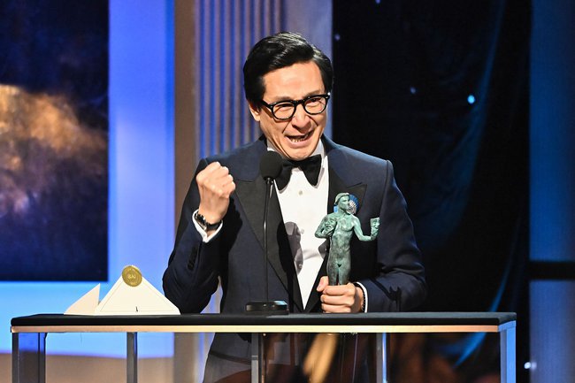 Nam diễn viên gốc Á giành cú đúp tại giải thưởng lớn bậc nhất Hollywood, giấc mơ Oscar đã đến rất gần! - Ảnh 1.