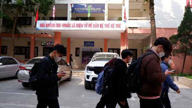 Phóng sự đáng báo động về thuốc lá điện tử: Sinh viên Hà Nội nhập viện vì sốc phản vệ, các hiện tượng mạng cũng tiếp tay quảng cáo tràn lan - Ảnh 4.