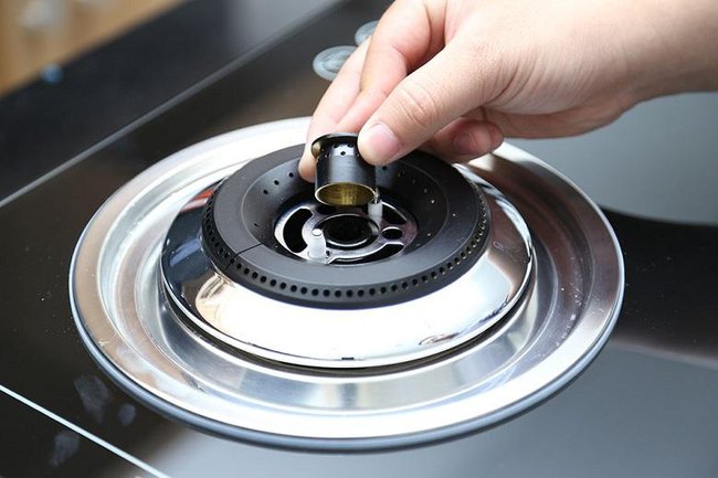 Bật bếp gas m&atilde;i kh&ocirc;ng thấy l&ecirc;n, ngo&agrave;i dung t&iacute;ch b&igrave;nh gas h&atilde;y kiểm tra ngay bộ phận n&agrave;y - Ảnh 2.