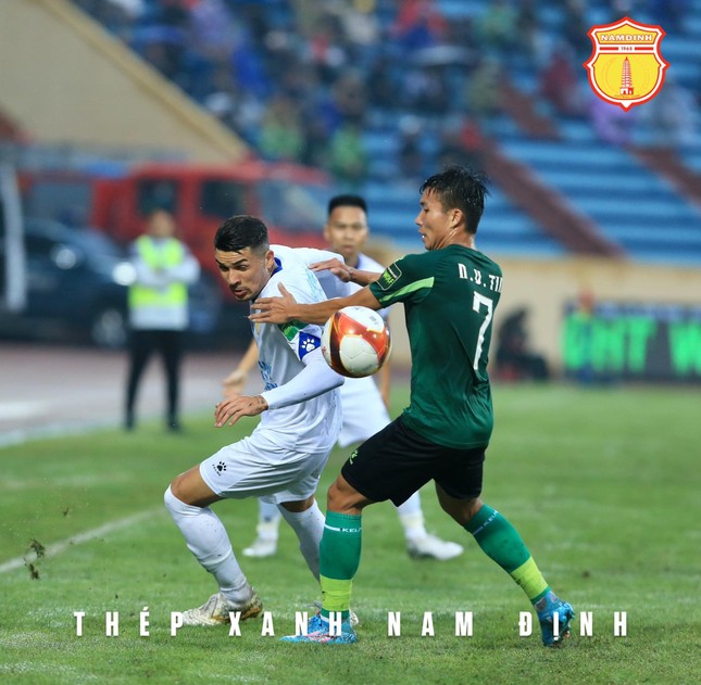 Ghi bàn phút cuối, Nam Định giành 3 điểm đầu tay - Ảnh 2.