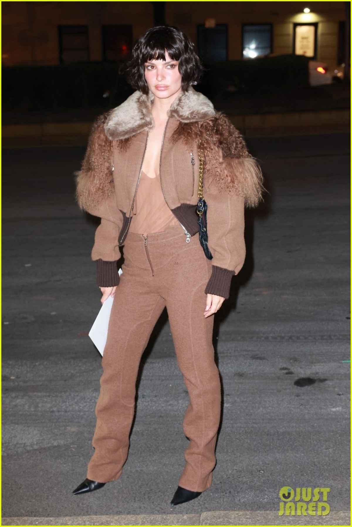 Siêu mẫu Emily Ratajkowski cắt tóc ngắn, tái xuất khác lạ trong show thời trang - Ảnh 8.