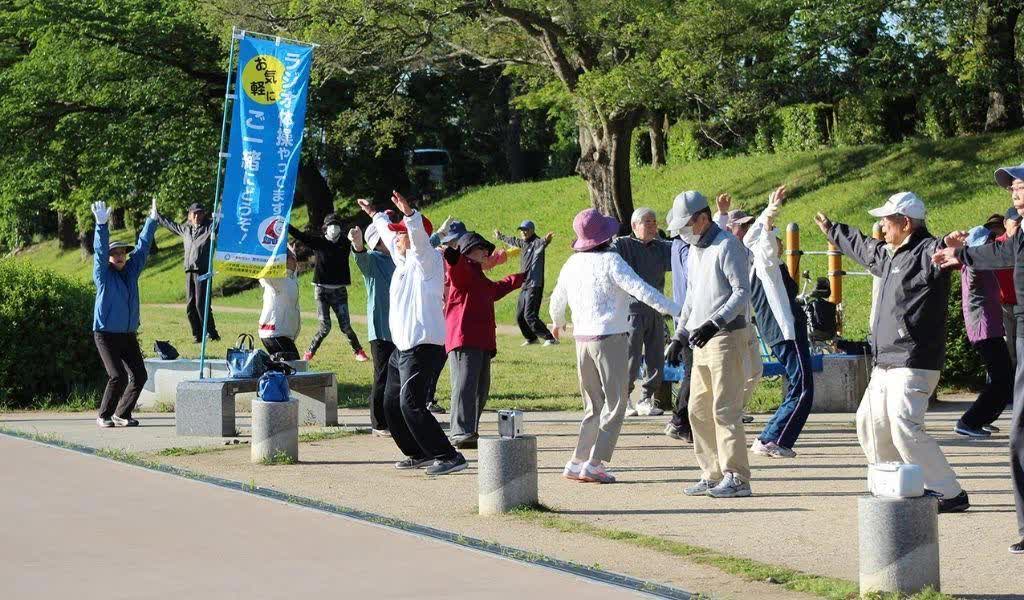 90.000 người Nhật thọ trên 100 tuổi, công đầu nhờ 1 bài tập thể dục quốc dân: Mỗi sáng chỉ 3 phút, giữ dáng hiệu quả, kéo dài tuổi thọ - Ảnh 3.