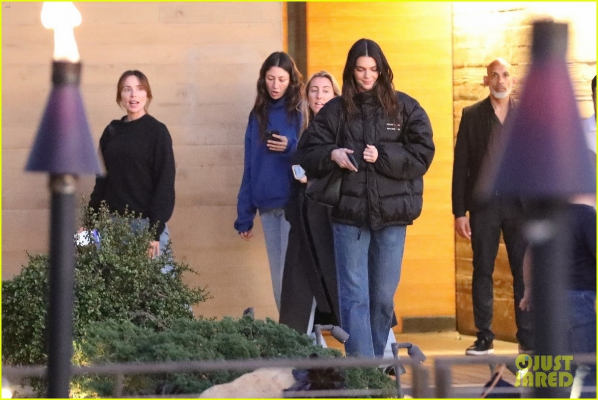 Kendall Jenner để mặt mộc xinh đẹp đi ăn tối cùng bạn bè sau khi chia tay - Ảnh 6.