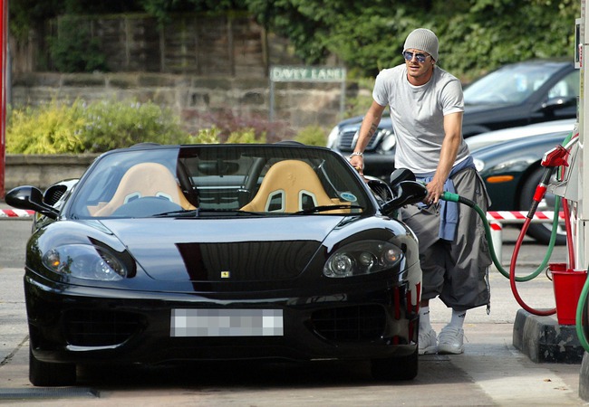 Ferrari mui trần 22 năm tuổi của Beckham có giá quy đổi hơn 3,1 tỷ đồng: 22 năm đi chưa đến 1,3 vạn km - Ảnh 1.
