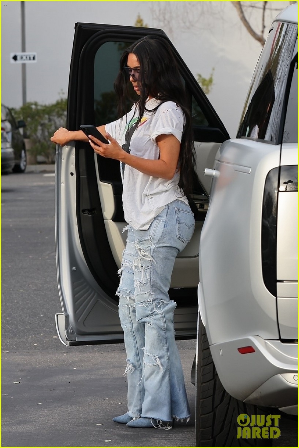 Kim Kardashian mặc đồ rách rưới đến cổ vũ con gái cưng thi đấu bóng rổ - Ảnh 4.