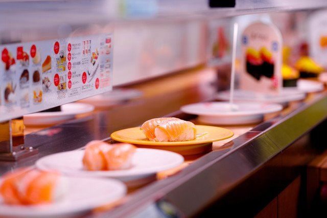 Nhà hàng sushi băng chuyền ở Nhật điêu đứng sau hành động phản cảm của thực khách, mô hình ẩm thực độc đáo có nguy cơ biến mất - Ảnh 2.