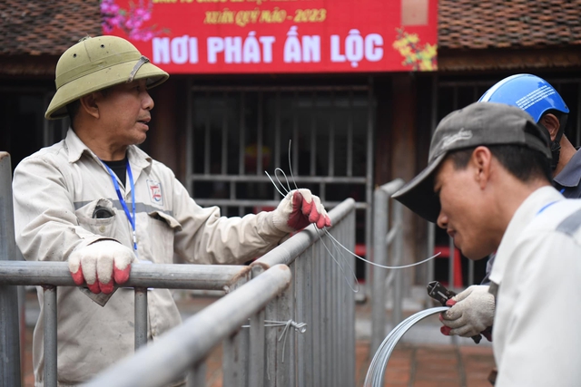 Hàng ngàn người dân đổ về đền Trần trước giờ khai ấn - Ảnh 8.