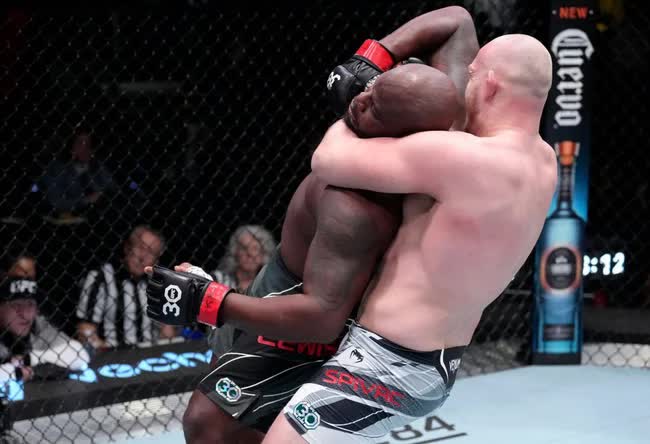 UFC FN 218: Vua knock-out Derrick Lewis lại thua, võ sĩ Indonesia lỡ cơ hội tạo ra lịch sử - Ảnh 1.