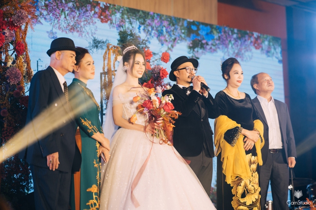 Vợ chồng Khánh Thi cùng dàn sao dự đám cưới Hà Lê và bà xã kém 13 tuổi - Ảnh 2.