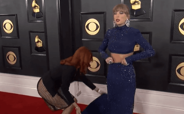 Taylor Swift lên tiếng bảo vệ khi nhân viên bị phóng viên la hét xua đuổi trên thảm đỏ Grammy 2023 - Ảnh 2.