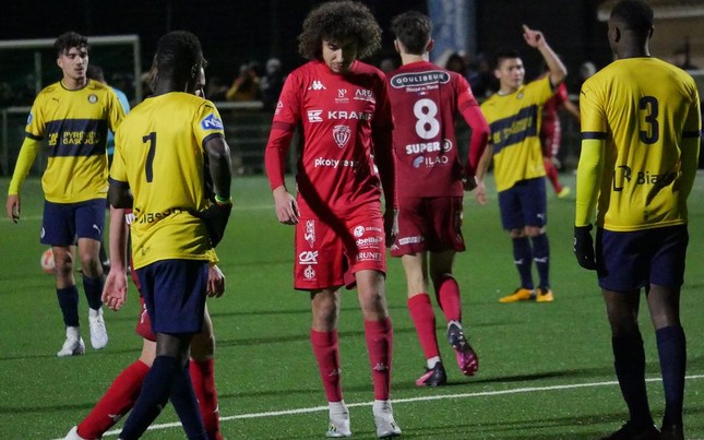 Quang Hải bị đẩy xuống giải hạng 5 Pháp, đá chính cho Pau B - Ảnh 1.