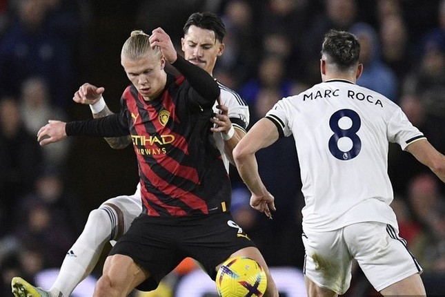 HLV Man City Guardiola chê Haaland sau trận thua Tottenham - Ảnh 1.