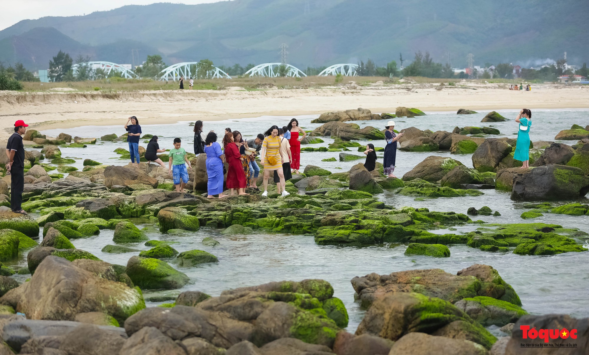 Người dân và du khách thích thú 