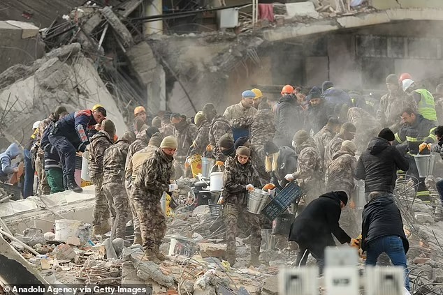 Thảm họa động đất ở Thổ Nhĩ Kỳ cướp đi sinh mạng 2.300 người: Nhói lòng những hình ảnh trẻ nhỏ nơi hiện trường tang thương - Ảnh 11.