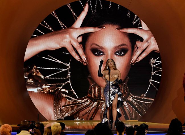 Đẳng cấp Beyoncé: Tới trễ do kẹt xe nhưng vẫn phá kỉ lục khủng, còn được dâng cúp Grammy đến tận chỗ ngồi! - Ảnh 1.