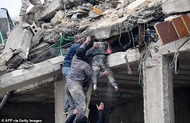 Thảm họa động đất ở Thổ Nhĩ Kỳ cướp đi sinh mạng 2.300 người: Nhói lòng những hình ảnh trẻ nhỏ nơi hiện trường tang thương - Ảnh 3.