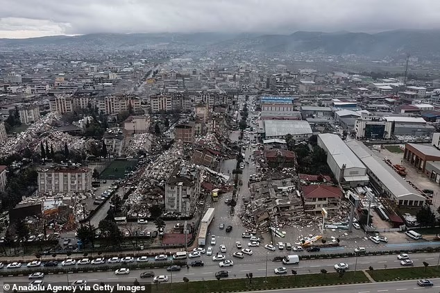 Thảm họa động đất ở Thổ Nhĩ Kỳ cướp đi sinh mạng 2.300 người: Nhói lòng những hình ảnh trẻ nhỏ nơi hiện trường tang thương - Ảnh 1.